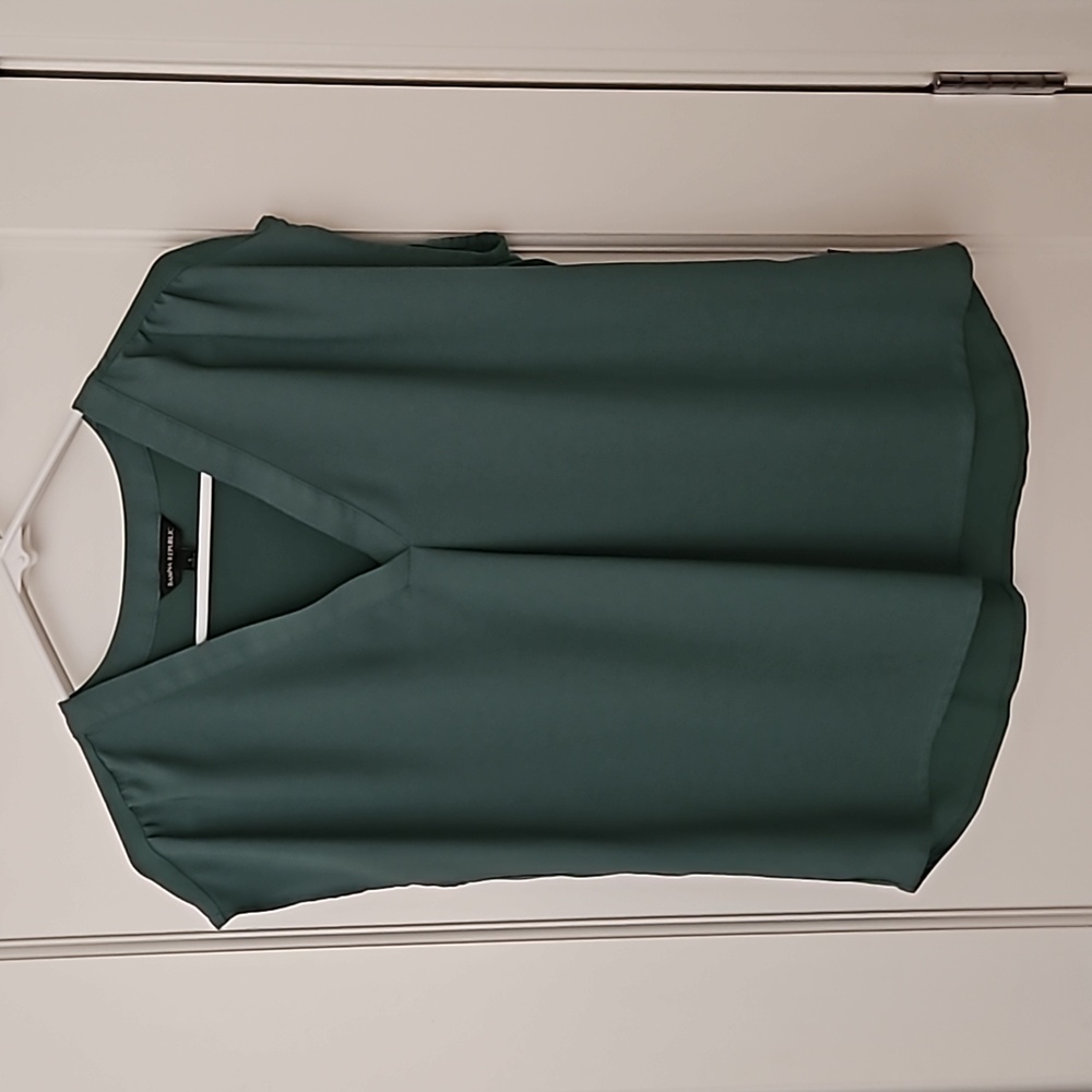 ⭐ 2/$10 Banana Republic Green V neck Top